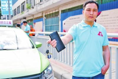郑州一的哥被醉酒乘客冤枉多收费 不计前嫌送还遗落物品