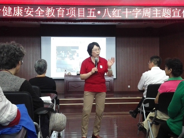 曹乃文老师给老年人讲授急救知识。