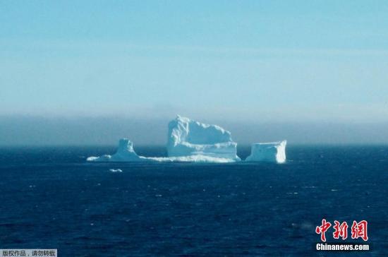 当地时间4月16日，加拿大纽芬兰海岸边，一座冰山“路过”此地。当地居民认为这是今年看到的第一座冰山。在加拿大纽芬兰岛北端的大北半岛，每年六月中旬举办一次 “冰山节”，旅游者们来这里观看冰山。纽芬兰沿岸是世界上观看冰山的最佳地点之一，每年的五月底、六月上旬，则是观看冰山的最佳时节。