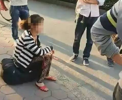 女子向自己孩子做出这种事 路人:是你亲生的吗？