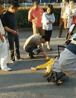 女子向自己孩子做出这种事 路人:是你亲生的吗？
