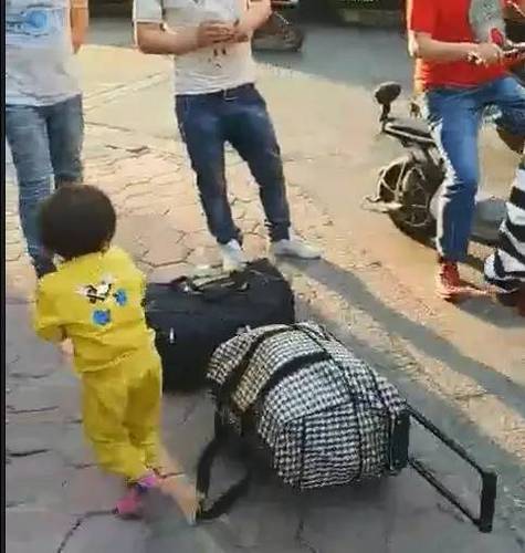 女子向自己孩子做出这种事 路人:是你亲生的吗？