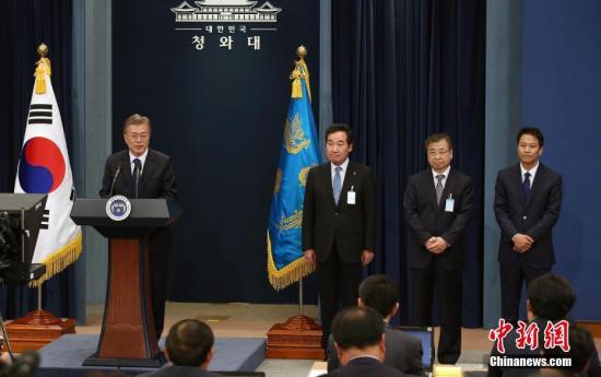新任韩国总统文在寅(左一)5月10日下午在总统府青瓦台召开记者会，宣布提名全罗南道知事李洛渊(左二)为新任国务总理，前国家情报院第三次长徐薰(右二)为国家情报院院长，前国会议员任钟皙(右一)为青瓦台秘书室长。<a target='_blank' href='http://www.chinanews.com/'>中新社</a>记者 钟欣 摄