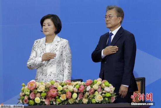 当地时间5月10日，在大选中取得胜利的文在寅正式宣誓就任韩国第19届总统。据报道，10日清晨，韩国中央选举管理委员会发布的计票数据显示，韩国共同民主党候选人文在寅在第19届总统选举中以41.08%的得票率获胜，当选新一任总统。