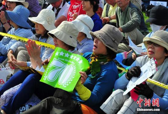 当地时间5月3日，数万日本民众在东京举行集会和游行，为整整经历了70个年头的日本战后宪法“点赞”，呼吁维护和平宪法，反对执政当局的修宪企图。 <a target='_blank' href='http://www.chinanews.com/'>中新社</a>记者 王健 摄