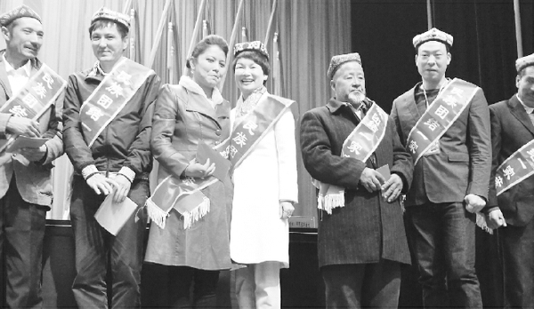 2016年11月13日，新疆维吾尔自治区工商联召开民营企业“千企帮千村”精准扶贫暨“民族团结一家亲”活动和田现场推进会。会上，11位企业家代表与贫困户现场开展了结对认亲活动。