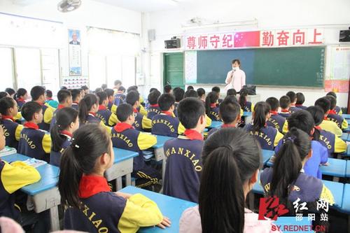 湖南女教师不慎摔伤颈椎脱位戴颈托仍坚持上课