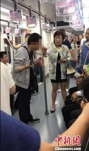 男子上海地铁多次吐痰遭怒斥最高或被处500元罚款