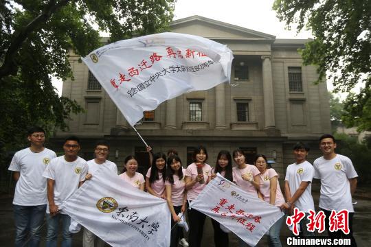 纪念民国中央大学抗战西迁80周年，东南大学学子重走西迁路。　泱波 摄