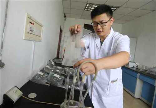 闻臭师给臭味定罪 曾闻恶臭至晕舌头发麻