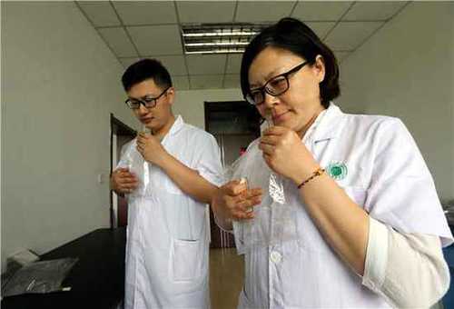 闻臭师给臭味定罪 曾闻恶臭至晕舌头发麻