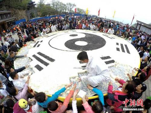 5吨重"巨无霸"豆腐亮相洛阳老君山 1小时被吃光(图)