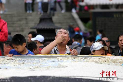 5吨重"巨无霸"豆腐亮相洛阳老君山 1小时被吃光(图)