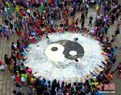 5吨重"巨无霸"豆腐亮相洛阳老君山 1小时被吃光(图)