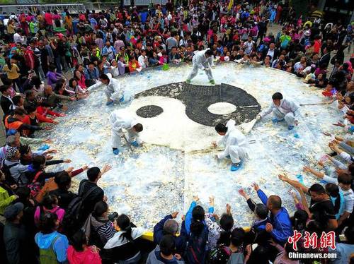 5吨重"巨无霸"豆腐亮相洛阳老君山 1小时被吃光(图)