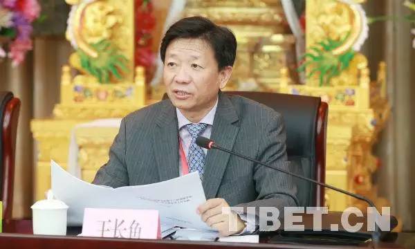△ 图为中国藏语系高级佛学院党组书记、常务副院长王长鱼向委员会汇报工作情况 摄影：杨月云