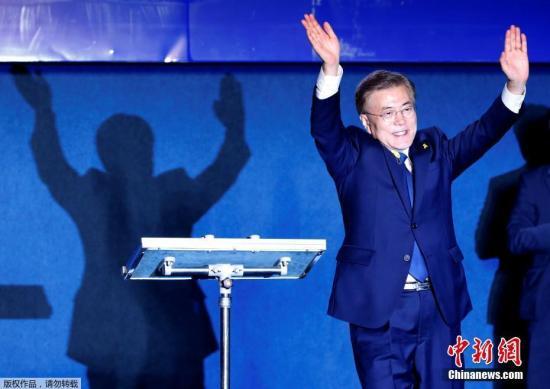 当地时间5月9日深夜，韩国第19届总统选举共同民主党候选人文在寅及其竞选团队现身首尔光化门广场，发表“胜选演说”，与支持民众握手庆祝。据出口民调显示，文在寅在当日进行的大选投票中以41.4%的支持率绝对优势胜选。在选举管理委员会公布的大部分开票结果中，文在寅得票率也遥遥领先，提前锁定胜局。