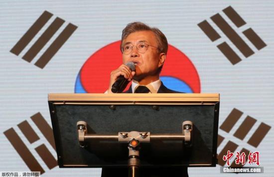 当地时间5月9日深夜，韩国第19届总统选举共同民主党候选人文在寅及其竞选团队现身首尔光化门广场，发表“胜选演说”，与支持民众握手庆祝。据出口民调显示，文在寅在当日进行的大选投票中以41.4%的支持率绝对优势胜选。在选举管理委员会公布的大部分开票结果中，文在寅得票率也遥遥领先，提前锁定胜局。