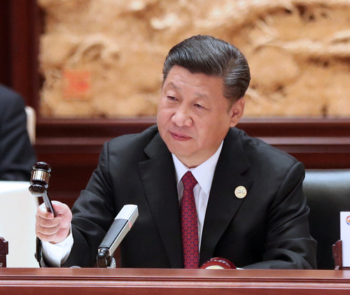 5月15日，“一带一路”国际合作高峰论坛在北京雁栖湖国际会议中心举行圆桌峰会，国家主席习近平主持会议并致辞。这是习近平敲下木槌，宣布圆桌峰会开幕。 新华社记者 马占成 摄