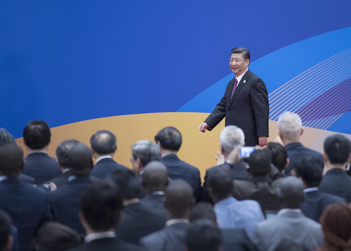 圆桌峰会闭幕后，习近平会见中外记者，介绍“一带一路”国际合作高峰论坛会议情况和主要成果。这是习近平步入记者会现场。新华社记者 李涛 摄