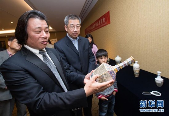 中国陶瓷微书亮相日内瓦
