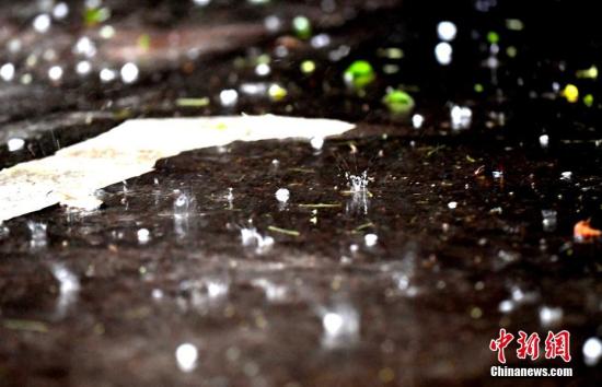 中央气象台5月11日06时继续发布暴雨蓝色预警。预计5月11日08时至12日08时，湖南东北部、湖北东南部、安徽南部、江西北部、浙江西北部、广西北部等地的部分地区有暴雨，局地有大暴雨(100-140毫米)，上述部分地区并伴有短时强降水、雷暴大风或冰雹等强对流天气，小时雨强20~40毫米，最大可达50毫米以上。当日，江西省新余市、九江市出现雷雨大风、冰雹等强对流天气。王剑/文 赵春亮/摄