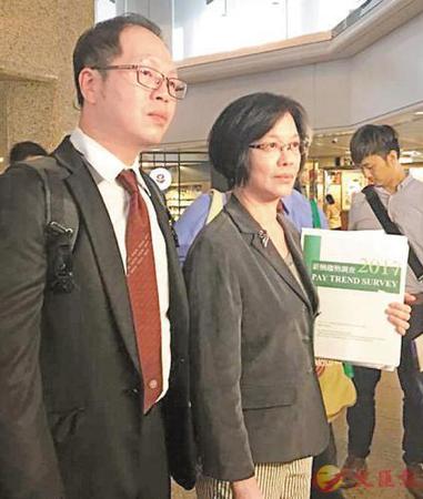 利葵燕(右)形容，递增薪额数字被扭曲。 图片来源：香港《文汇报》
