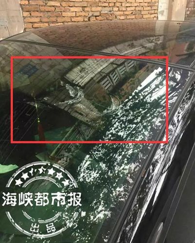 男子持长剑袭击过路行人 警察果断开枪击将其制服