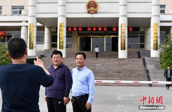 河北雄县人民政府门口，市民拍照留念。 <a target='_blank' href='http://www.chinanews.com/'>中新社</a>记者 翟羽佳 摄