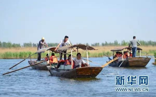 游客在雄安新区安新县白洋淀景区乘船游览(4月29日摄)。新华社记者 朱旭东 摄