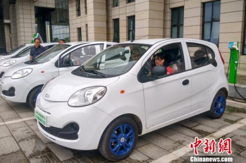  图为市民体验共享汽车。　赵琳露 摄