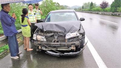 知道不能穿拖鞋开车 她却光脚开车上高速