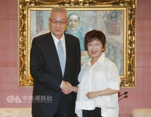 国民党主席当选人、前台湾地区副领导人吴敦义(左)23日至国民党中央党部，拜访现任国民党主席洪秀柱(右)，双方握手致意。图片来源：台湾“中央社” 
