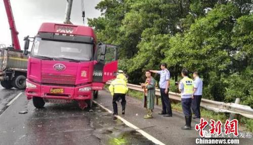 G80广昆高速肇庆段一载硫酸槽罐车侧翻致2人死亡