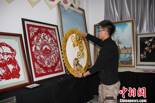 图为魏康龙新制作的“表”。　杨东东 摄