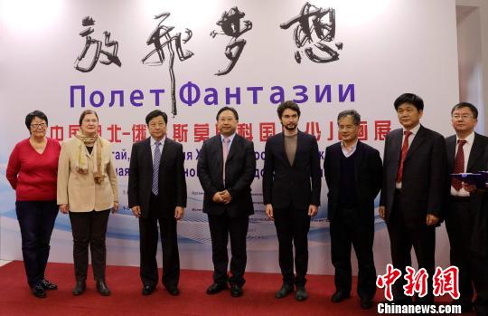中国侨网当地时间5月22日，“放飞梦想——中国湖北?俄罗斯莫斯科国际少儿画展”在莫斯科尚斯书店举办。中共湖北省委宣传部副部长郭忠（左四）等人出席了画展开幕式。　王修君　摄