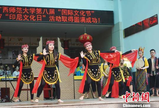 印尼学生表演东爪哇省传统歌舞表演。　唐梦宪 摄