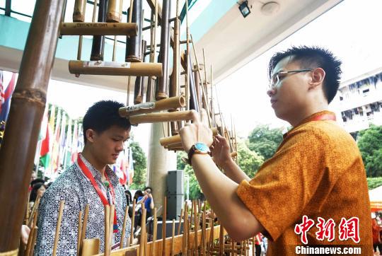 印尼学生表演东爪哇省民间乐器合奏。　唐梦宪 摄