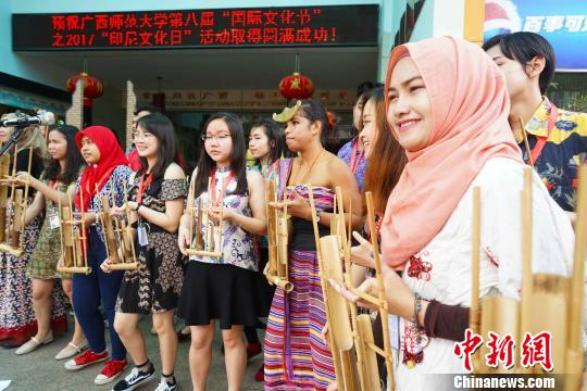 印度尼西亚驻广州总领事馆副领事法觅(中)和广西师大印尼留学生合影。　唐梦宪 摄