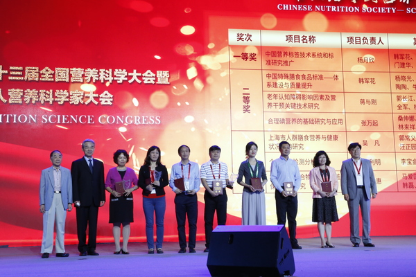 ５、大会颁奖现场。营新　摄影