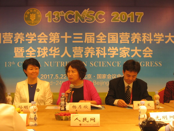 １、22日上午，中国营养学会理事长、大会主席杨月欣（中）与来自国外的相关专家举行《中国肥胖预防与控制蓝皮书》新闻发布会。　梓涵　摄影