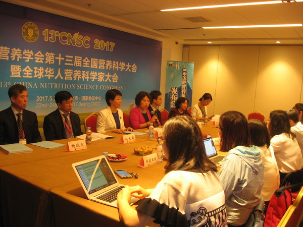 ２、《中国肥胖预防与控制蓝皮书》新闻发布会现场。　梓涵　摄影