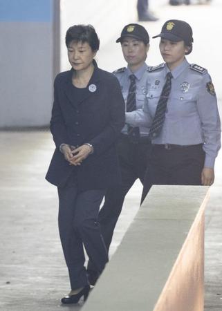 朝鲜官媒报道朴槿惠受审：“叛国贼”戴手铐出庭受审_《参考消息》官方网站