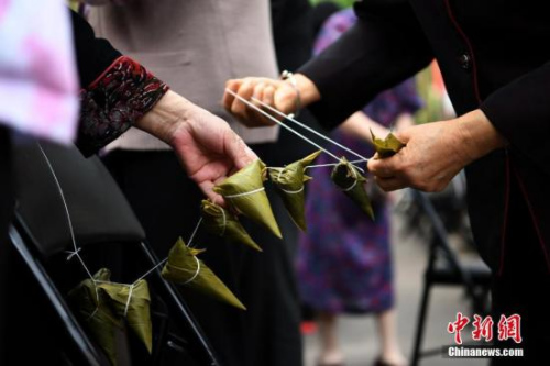 资料图：市民在包粽子。 <a target='_blank' href='http://www.chinanews.com/'>中新社</a>记者 陈超 摄