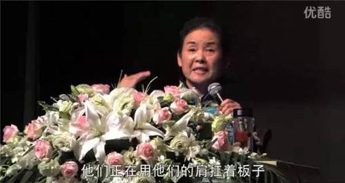 女德讲师胡诌武警肩扛火车遭骂:神剧都不敢这么拍