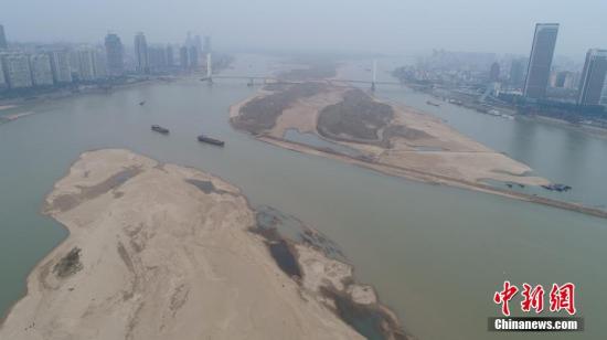 资料图：春旱致赣江水位大跌，江面大片江心洲裸露。秦方 摄