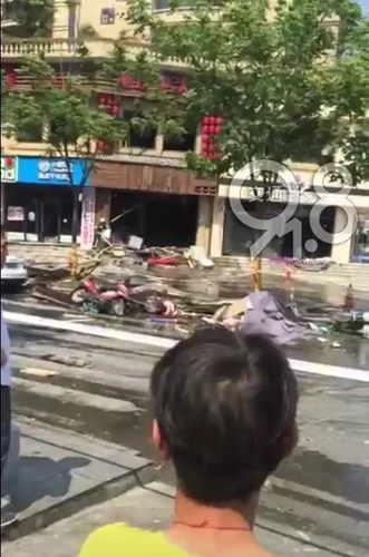 浙江一火锅店爆炸 目击者:现场惨不忍睹 全是血