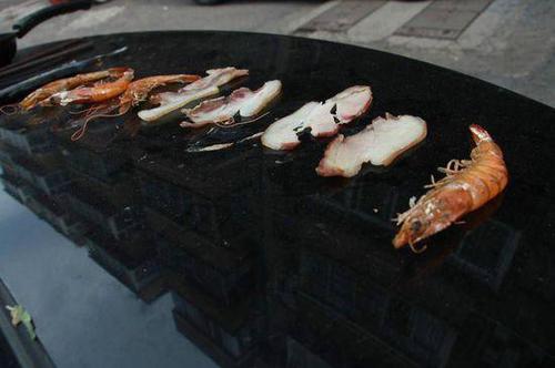 济南高温35度 大妈汽车后备箱上烧烤煎蛋(图）