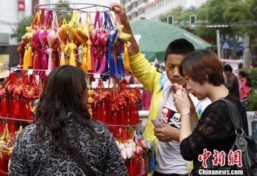 资料图：端午佳节临近，甘肃轩辕故里清水县传统手工荷包香飘街头。雷金锋 摄