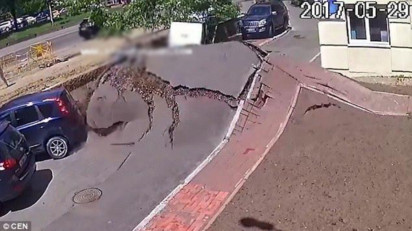 乌克兰首都街头爆水管2